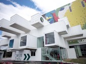 Kavrna Starbucks Tchaj-wan, zdroj: Kengo Kuma Creates Starbucks Store in Taiwan From 29 Shipping Containers