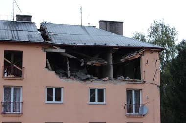 Fotografie . 3 Pohled na bytovm dm v Havov-umbarku po oddlen pokozen sten konstrukce od zbvajc sti sten konstrukce nad nepokozenou st bytovho domu [8]