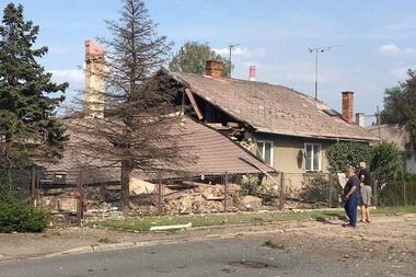 Fotografie . 12 Pohled na stav rodinnho dvojdomu na ulici Hbitovn po mimodn udlosti [8]