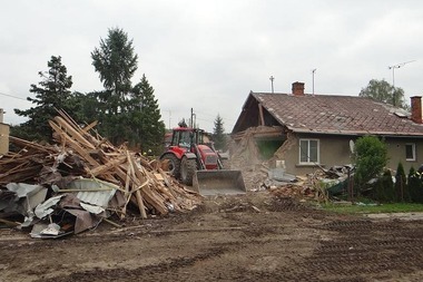 Fotografie . 13 Pohled na rodinn dvojdm na ulici Hbitovn bhem demolinch prac [8]