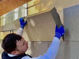 Seriál Zateplení, 2. díl: Lepení tepelné izolace a detaily kolem oken