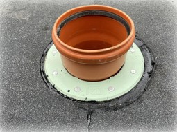 Výrobek prostupu hydroizolací spodní stavby DVAKO těsný proti vodě i radonu