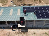 Slunce místo generátoru: Češi budují v Africe soběstačnou školu