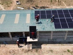 Slunce místo generátoru: Češi budují v Africe soběstačnou školu