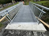 MEA navrhla lávku z kompozitu, kterou při povodni rozeberete osmi šrouby