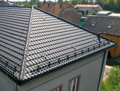 Kotvicí bod SATJAM zvyšuje bezpečnost práce na střechách Kotvicí bod zabezpečí osobu při pohybu po střeše jednoduše a bez složitých logistických operací. Zdroj: SATJAM