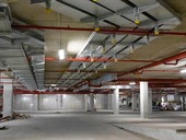 Kde technologie potřebuje jistotu, tam přichází na řadu PohlCon Kabelové nosné systémy PohlCon v prostoru podzemních parkovacích garáží.