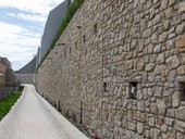 Príklad železobetonových konštrukcií zabezpečujúcich ostrý svah