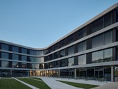 Oceněná budova ČSOB HHQ v Hradci Králové je odvodněna žlaby MEA Zdroj: soutěž Stavba roku 2025, Projektil Architekti, MEA Water Management