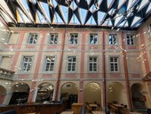 Liška, která přelstila tmu: unikátní zasklení dvora v centru Prahy od společnosti HELUZ IZOS