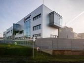 Nová přístavba s lesklou fasádou mění tvář firemního areálu