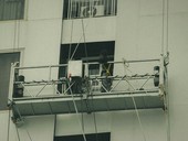 Drony versus pracovní plošiny a lešení při čištění fasád domů