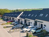 Vnitřní a zemní tepelná čerpadla NIBE Obr. Celkem 61 vnitřních tepelných čerpadel NIBE je v zástavbě rodinných domů v Holubicích u Brna. Proto před domy, ale ani v zadní oddychové části pozemků nestojí venkovní jednotky tepelných čerpadel vzduch-voda s potenciálem rušit hlukem sousedy.