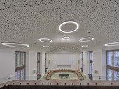 Využijte strop na maximum: podhledy Rigips pomohou s akustikou, designem i vytápěním Ve Společenském sálu v Děčíně je k vidění celý sortiment perforovaných akustických desek Rigitone.