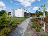 Racionalita jednovrstvého cihelného zdiva v popředí