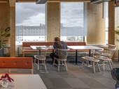 Protisluneční sklo s vnitřními roletami jako efektivní ochrana před přehříváním Protisluneční zasklení a pokovené vnitřní rolety. Zdroj: Saint-Gobain Glass