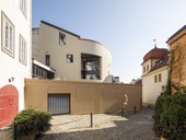 Novostavba bytového domu s galerií na Malé Straně je unikát