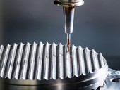 Méně operací, vyšší stabilita: nový vrták pro medicínské aplikace od Rotany Pilotní vrták s upraveným břitem uzpůsobený k testování vrtání do křivé plochy, tvarová plocha je z titanového polotovaru Ti6Al4V
