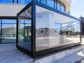 Luxusní wellness koupelna. Kompletně prosklená. A uprostřed města