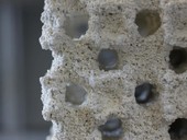 Materiály pro pasivní regulaci vlhkosti mohou řešit vlhkostní špičky
