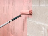 Jedna sádrová omítka. Mnohem širší možnosti použití Aplikace kontaktního můstku Baumit BetonKontakt na broušené betonové tvárnice BEST-ROCK