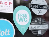 Praha 6 řeší veřejné toalety netradičně Veřejné WC na Praze 6 v restauracích: Hledejte samolepky Free WC