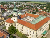 Památka UNESCO i komunitní sál dokazují, že moderní materiály nejsou jen pro novostavby