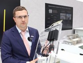 Střídač s napětím 1 000 V a rychlejší instalace baterií - to jsou novinky Huawei v roce 2026 Daniel Krysl, Solution Manager Huawei Digital Power, na veletrhu Intersolar Europe 2026. Zdroj: estav.tv