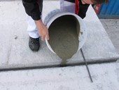 Speciální betony - od základů domu po zahradní sloupky Baumit FillBeton je expanzivní betonová směs pro zalévání železobetonových konstrukcí, kotvení ocelových prvků, vyplňování dutin a zmonolitnění prefabrikovaných skeletů.