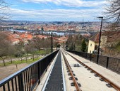 Na Petřín už zase vyjedete lanovkou. A MEA je tam také