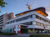 FENIX: Certifikace heliportu v nemocnici na nepřetržitý provoz vyžaduje vytápění plochy Obr. Budova Emergency s heliportem. Zdroj: FN Hradec Králové